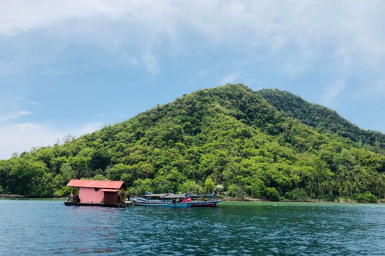 Pulau Pahawang, salah satu tempat wisata alam Lampung.