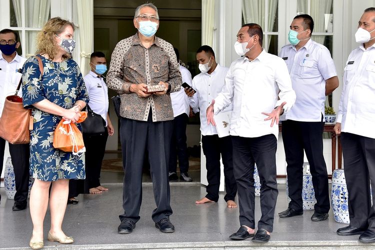 Gubernur Sumut Edy Rahmayadi menerima kunjungan Kepala Deputi Hubungan Politik Belanda Ms Brechtje Klandermans di rumah dinasnya, Kamis (5/11/2020)