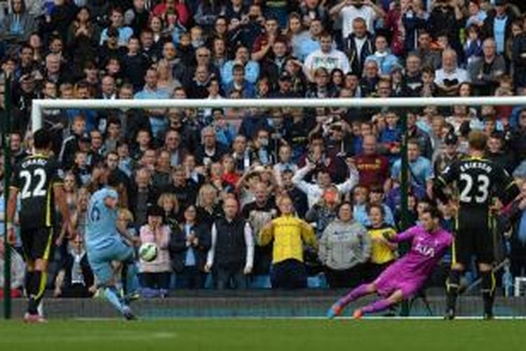 Bomber Manchester City, Sergio Aguero, mencetak gol ke gawang Tottenham Hotspur pada pertandingan lanjutan Premier League, di Stadion Etihad, Sabtu (18/10/2014). 