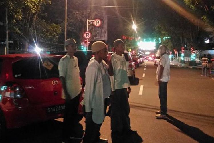 Sejumlah pemuda muslim yang mengenakan baju koko dan kopiah ikut mengamankan ibadah Natal di sejumlah gereja di Kota Ambon, Sabtu malam (24/12/2016). Tercatat ada lebih dari 100 pemuda muslim dari berbagai organisasi yang ikut mengamankan sejumlah gereja di Ambon