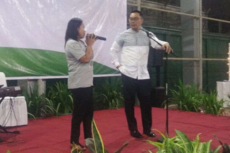 Gubernur Jawa Barat Ridwan Kamil saat berbincang dengan salah seorang warga Jabar yang jadi korban kerusuhan Wamena di Gedung Pakuan, Jalan Otista, Bandung, Rabu (9/10/2019).