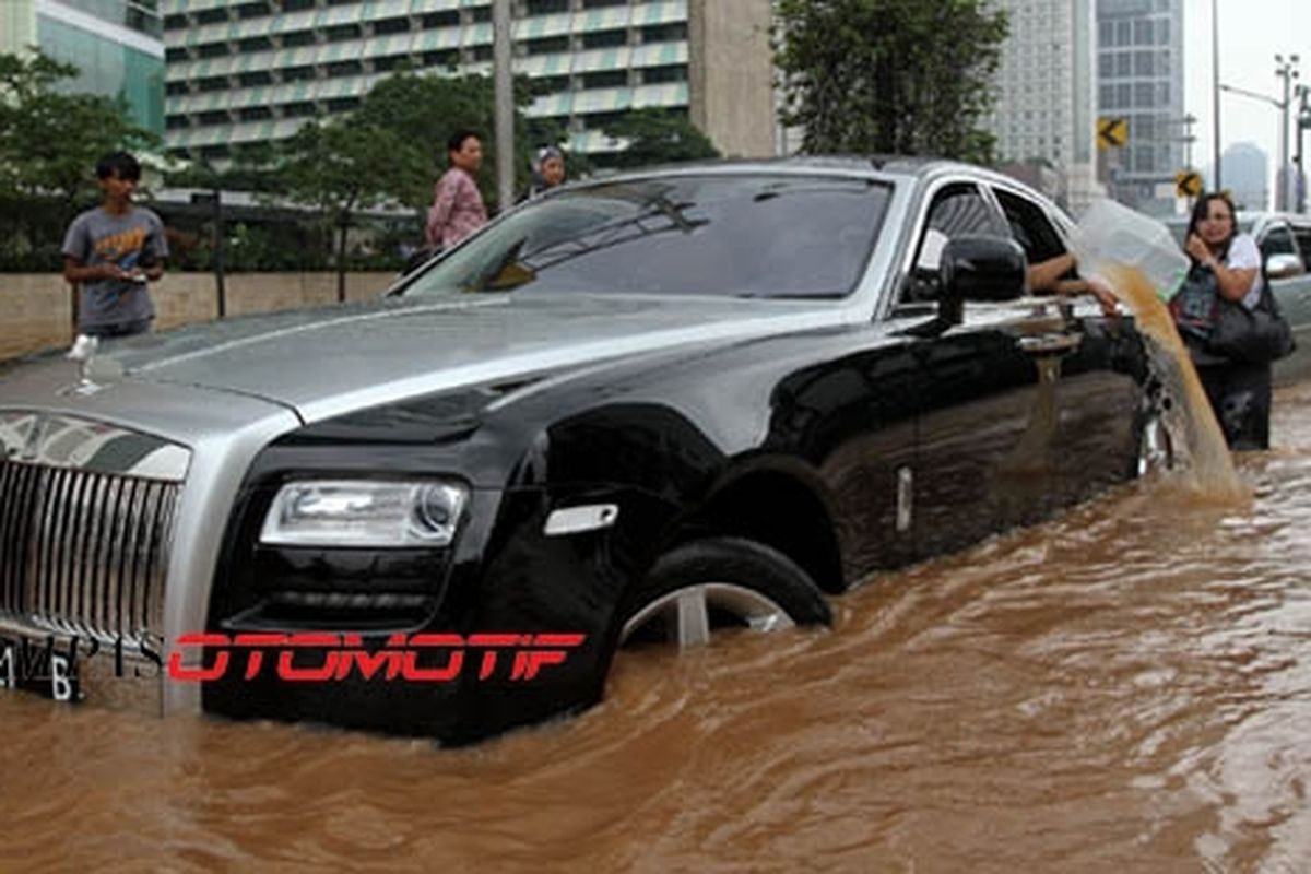 Nekad menerjang banjir seperti dilakukan Rolls Royce ini, termasuk yang tidak diganti asuransi