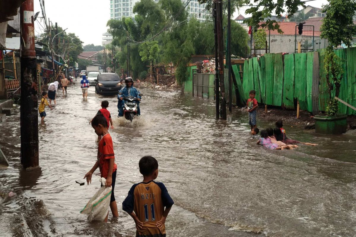 Genangan terjadi di kawasan Pasar Kambing atau Pasar Warung Buncit di Jalan Kemang Utara IX, Mampang Prapatan, Senin (9/10/2017).