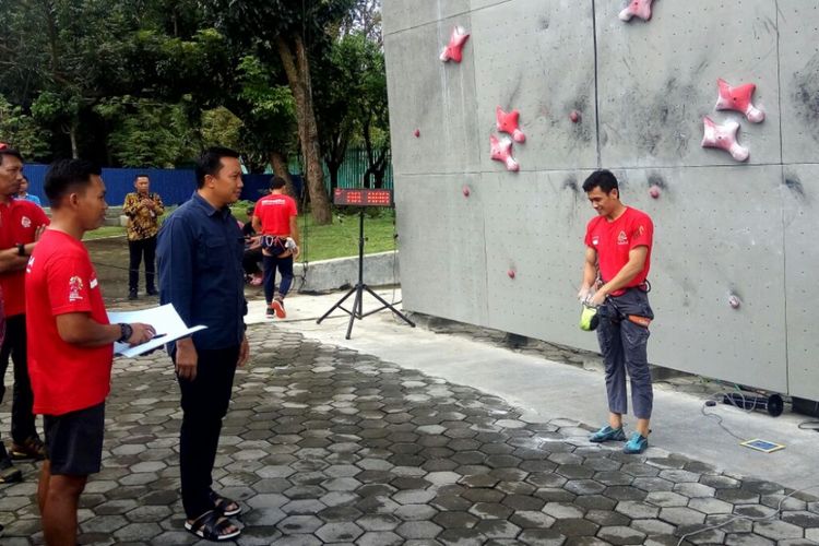 Menteri Pemuda dan Olahraga (Menpora) Imam Nahrawi saat menyaksikan latihan atlet panjat tebing di Kompleks Stadion Mandala Krida Yogyakarta.