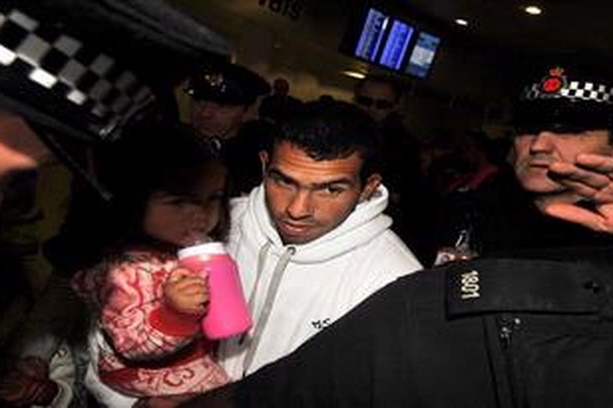 Penyerang Manchester City, Carlos Tevez, dan keluarganya, tiba di Manchester, pada 14 Februari 2012.