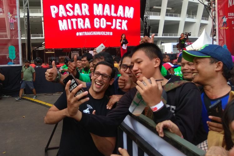 CEO Go-Jek, Nadiem Makarim berswafoto dengan beberapa mitra gojek yang hadir dalam gelaran Pasar Malam Mitra Gojek