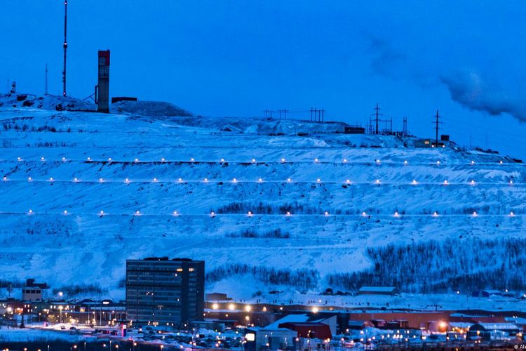 Kiruna adalah salah satu kota di Swedia utara yang terkenal dengan tambang bijih besinya.