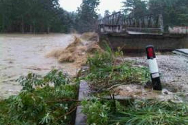 Jembatan Laeya putus setelah diterjang banjir