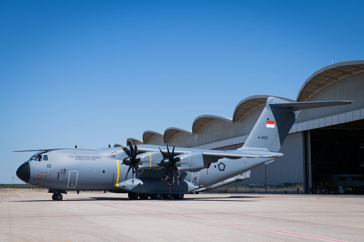 Pesawat angkut militer A400M selesai dicat dengan livery TNI AU di pabrik Airbus di Seville, Spanyol.