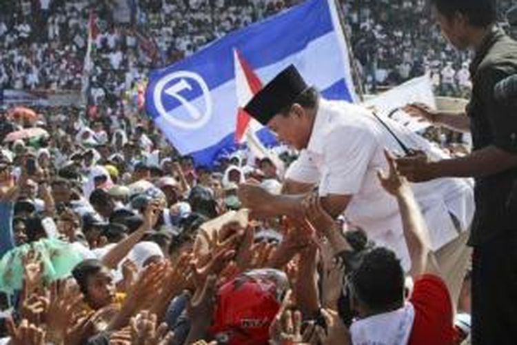 Calon presiden Prabowo Subianto menyapa pendukungnya saat berkampanye di Makassar, Sulawesi Selatan, Selasa (17/6/2014).