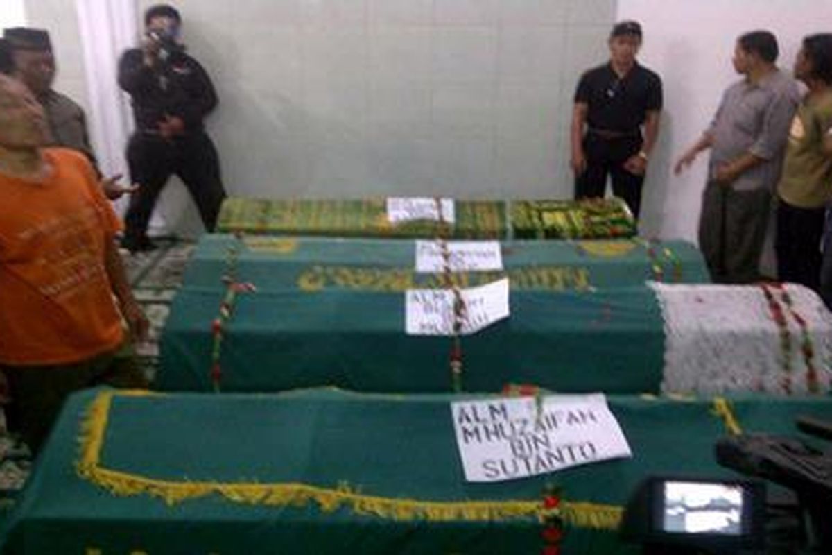 Inilah jenazah Buhari atau Ari (16), Firmansyah atau Encek (22), Muhammad Akbar, dan M Huzaifah. Keempatnya tewas akibat kecelakaan maut di Gambir, kemarin. Saat ini, keempat sudah dishalatkan di Masjid Jami Al Falah-Tanah Tinggi dan siap diberangkatkan ke TPU Kawi-Kawi.      