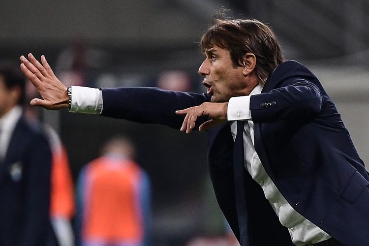 Pelatih Inter Milan, Antonio Conte, memberikan instruksi saat timnya melawan Lazio dalam lanjutan Serie A Liga Italia, 25 September 2019 di Stadion San Siro, Milan. 