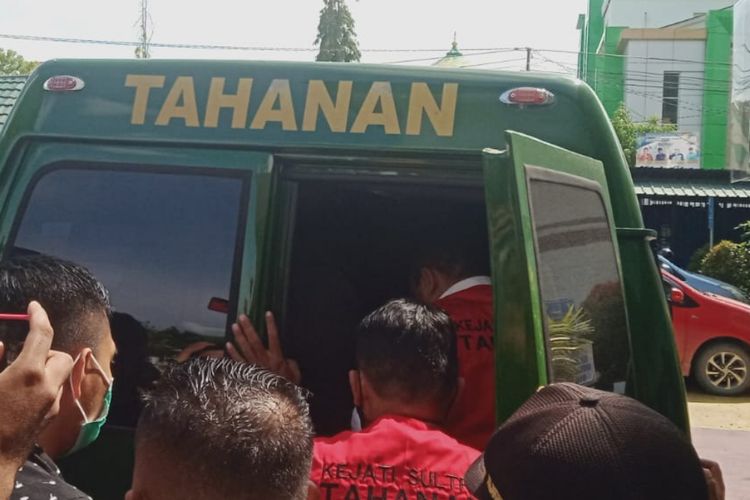 3 Tersangka Kasus mafia tanah digiring ke mobil tahanan Kejati Sultra