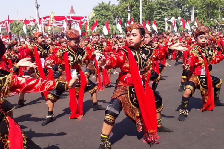 Ratusan anak-anak juga turut menghibur dengan Tari Remoh Surabaya, memperingati HUT Ke-73 Kemerdekaan RI di Balai Kota Surabaya, Jumat (17/8/2018)