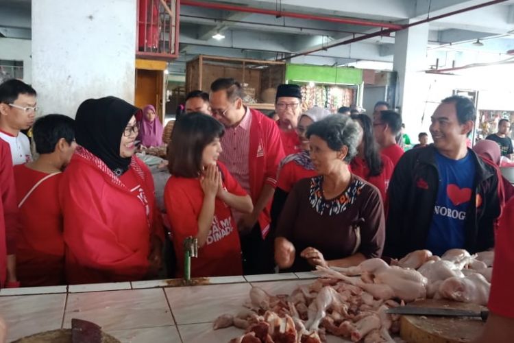 Ketua Umum Partai Solidaritas Indonesia, Grace Natalie berbincang dengan warga yang berbelanja di Pasar Besar Kota Madiun, Jawa Timur, Minggu ( 27/1/2019).