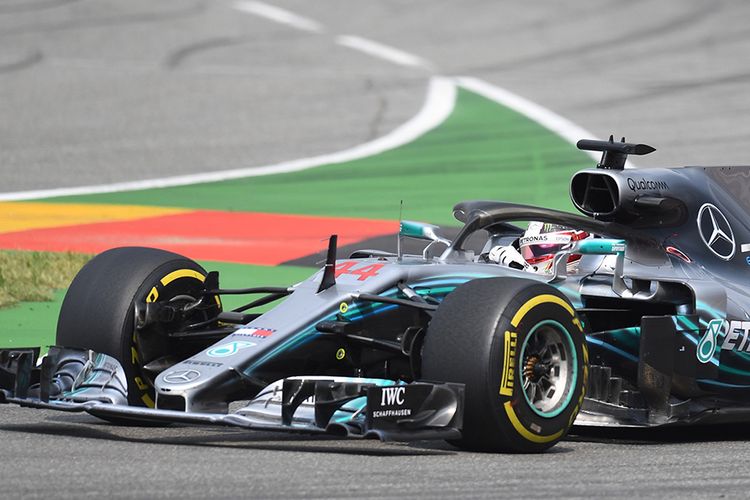 Pebalap Mercedes Lewis Hamilton memacu mobilnya saat menjalani balapan Formula 1 (F1) GP Jerman yang berlangsung di Hockenheimring, Hockenheim, Jerman, Minggu (22/7/2018). Kemenangan diraih pebalap Mercedes Lewis Hamilton secara dramatis setelah mengawali balapan dari urutan ke-14.