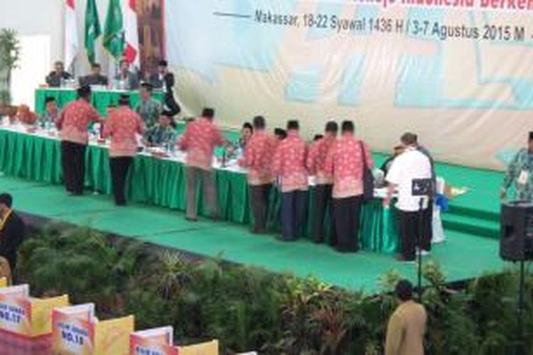 Peserta Muktamar ke-47 Muhammadiyah mengikuti pemilihan ketua Pengurus Pusat Muhammadiyah di Universitas Muhammadiyah Makassar, Sulawesi Selatan, Rabu (5/8/2015).
