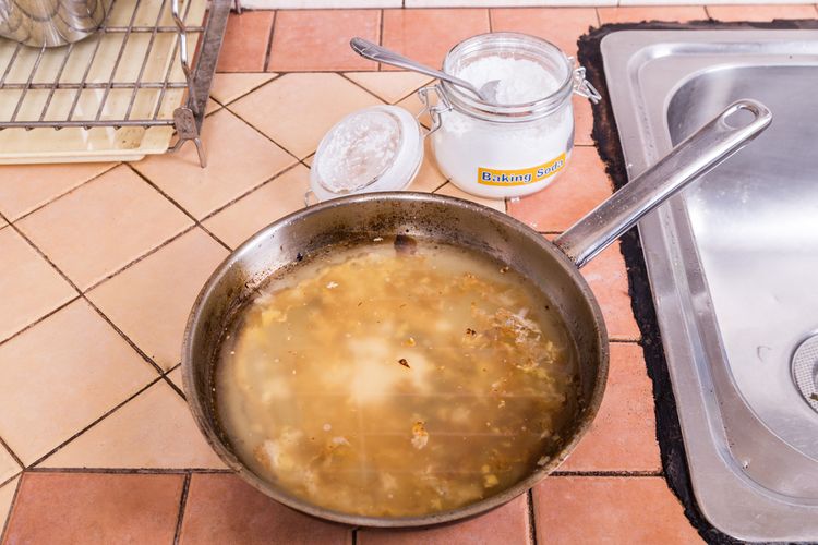 Ilustrasi cara membersihkan kerak panci gosong pakai air panas. 