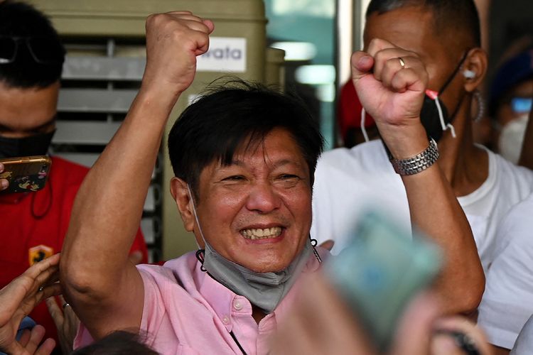 Kandidat Presiden Filipina, Ferdinand Marcos Jr, merayakan kemenangan bersama para pendukungnya atas hasil perhitungan sementara Pemilu Presiden Filipina 2022, Rabu (11/5/2022). 