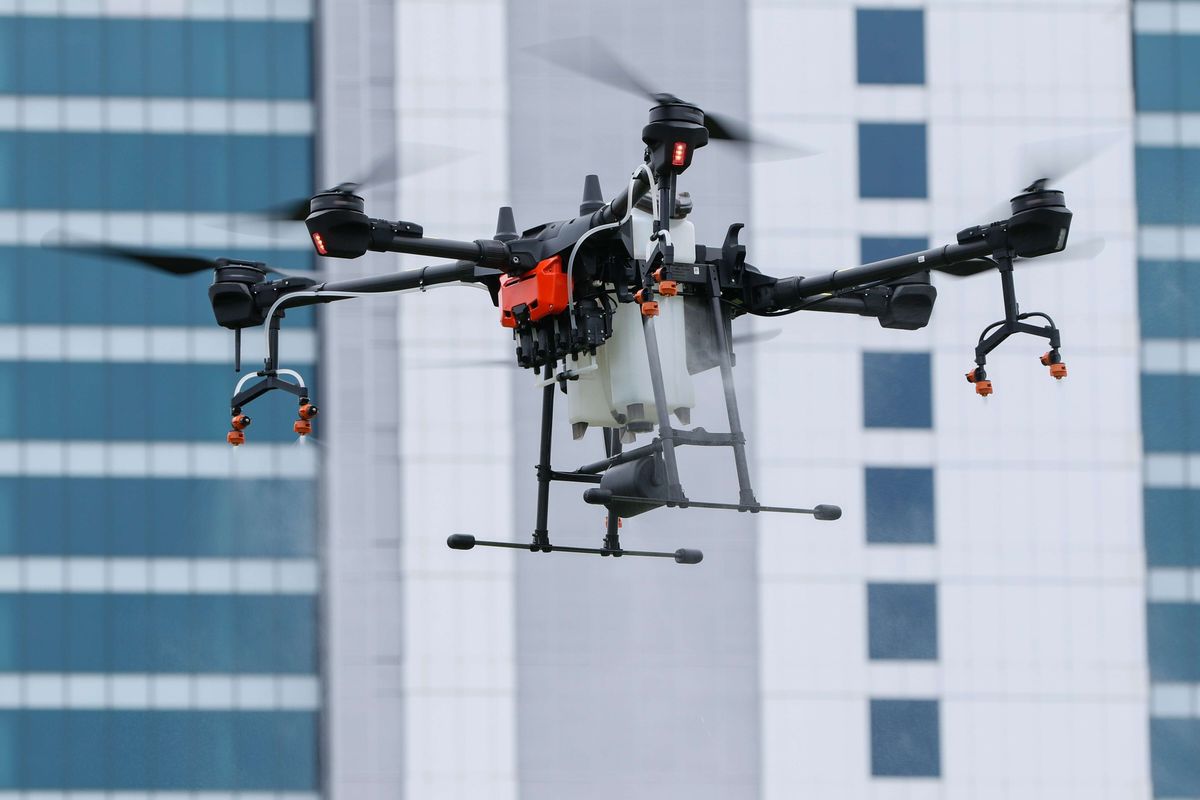 Dinas Pembinaan Potensi Dirgantara TNI Angkatan Udara dan komunitas drone melakukan uji coba penyemprotan disinfektan dengan menggunakan drone di Lapangan Aldiron, Jakarta Selatan, Kamis (26/3/2020). Penyemprotan disinfektan dengan drone ini untuk membantu penanggulangan penyebaran virus Covid-19 di Jakarta.