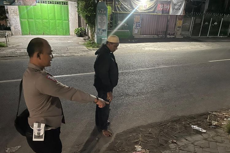 Polisi saat melakukan olah TKP kegiatan karnaval di Tanjunganom, Nganjuk, yang memakan korban, Minggu (21/7/2024) malam. Doc: Polsek Warujayeng