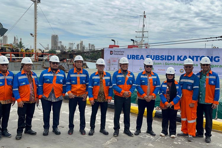 Pengiriman pupuk urea subsidi produksi PT Pupuk Kaltim dengan HET telah turun 20 persen ke Sumbawa, Nusa Tenggara Barat (NTB). Kegiatan ini berlangsung di Pelabuhan Tursina Pupuk Kaltim, Bontang, Kalimantan Timur, pada Jumat (31/10/2025).