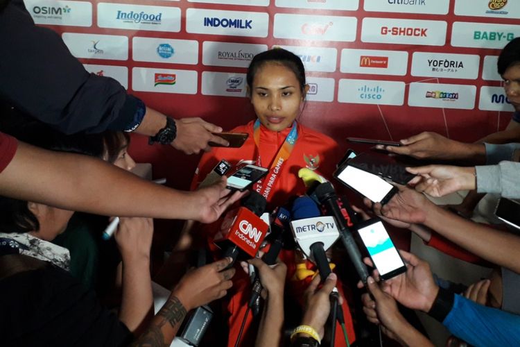 Atlet Para Anglat Berat asal Bali, Ni Nengah Widiasih ditemui para wartawan usai berlaga di cabang angkat berat Kelas 41 Kilogram Wanita, Asian Para Games 2018 yang digelar di Balai Sudirman, Tebet, Jakarta Selatan, Minggu (7/10/2018) siang. Pada laga tersebut, Nengah berhasil memperoleh medali perak.