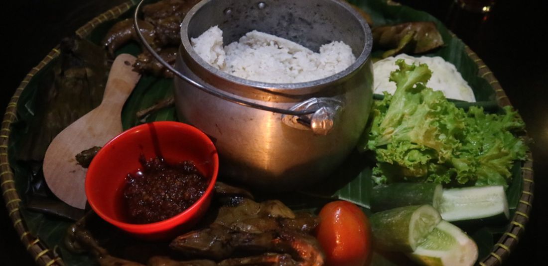 Penyajian Nasi Liwet Sunda di Cirebon, lengkap dengan ketel penanak nasi.