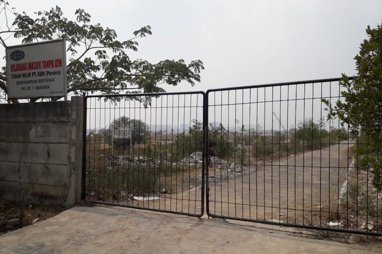 Pintu gerbang menuju dermaga terapung yang kini dikunci rapat karena adanya proyek pembangunan dermaga di dekat Rusun Marunda, Jakarta Utara, Kamis (19/7/2018).