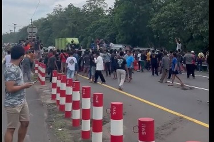  Viral di media sosial sejumlah video yang memperlihatkan sejumlah pemudik memblokir jalan di Tol Cipularang arah Bandung pada Jumat (29/4/2022) pagi.