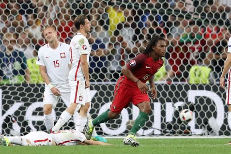 Gelandang Portugal, Renato Sanches (kanan), melakukan selebrasi setelah mencetak gol ke gawang Polandia pada pertandingan perempat final Piala Eropa 2016 di Stade Velodrome, Marseille, Kamis (30/6/2016).