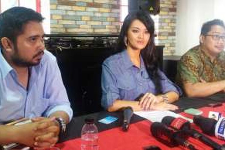 Farah Quinn didampingi tim kuasa hukumnya dalam konferensi pers di Kemang, Jakarta Selatan, Jumat (18/3/2016) sore.