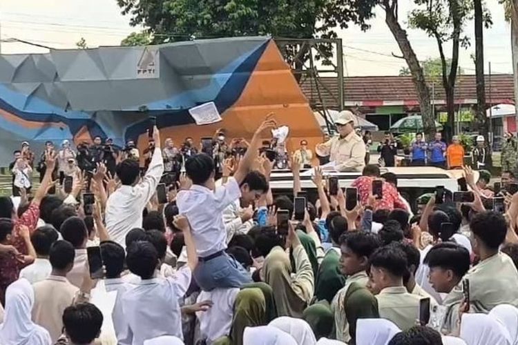Tiba di Banyumas, Presiden Prabowo Bagi-bagi Kaus