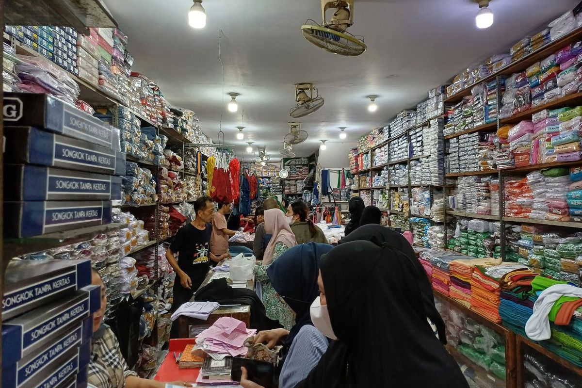 Suasana pembeli yang didominasi emak-emak di toko seragam Toko Kurnia Jaya, Kebayoran Baru, Jakarta Selatan, Senin (10/7/2023). 