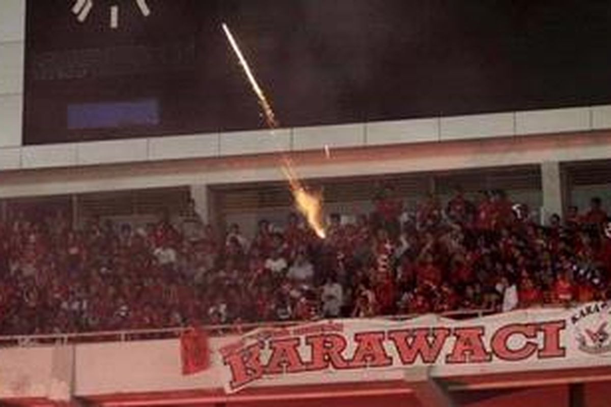 Aksi Suporter Aksi suporter yang menyalakan kembang api dalam laga lanjutan kualifikasi Grup E Piala Dunia 2014 Zona Asia antara Indonesia melawan Bahrain di Stadion Utama Gelora Bung Karno, Senayan Jakarta, Selasa (6/9/2011). Pertandingan sempat dihentikan selama 15 menit, sebab ulah suporter yang mengarahkan petasan ke beberapa pemain cadangan Bahrain yang sedang melakukan pemanasan.