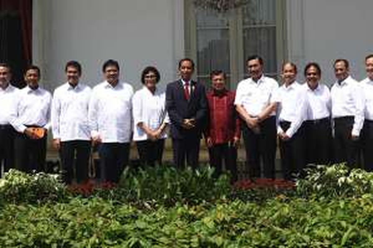 Presiden Joko Widodo didampingi Wapres Jusuf Kalla, Mensesneg Pratikno, dan Menseskab Pramono Anung serta para calon menteri, berfoto bersama usai pengumuman perombakan kabinet atau reshuffle jilid 2, di teras belakang Istana Merdeka, Jakarta, Rabu (27/7/2016). Presiden mengumumkan 12 nama menteri dan Kepala BKPM.