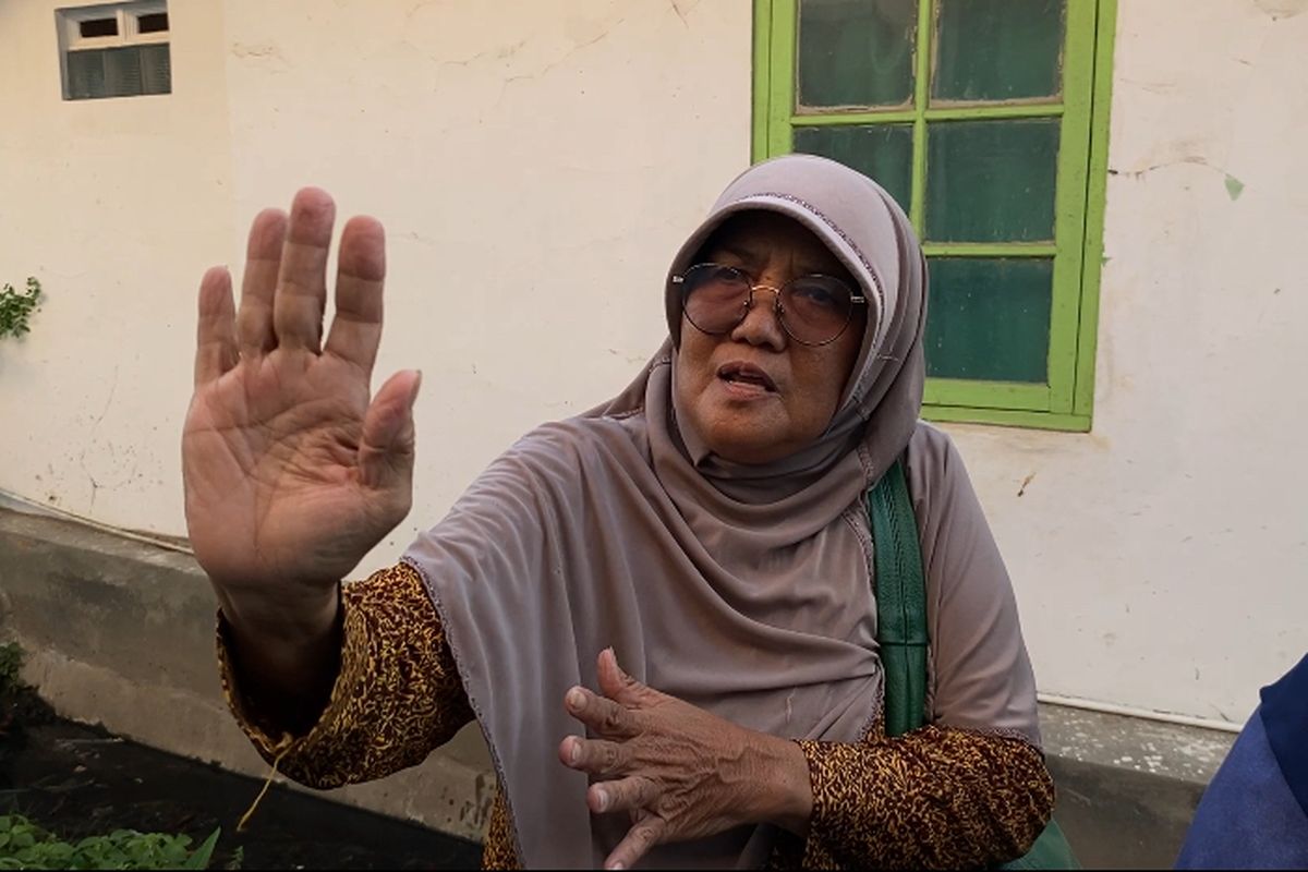 Roemah (57), seorang saksi mata sekaligus keluarga 5 korban yang ditemukan tewas terkubur di dalam rumah di Kelurahan Paoman, Kecamatan/Kabupaten Indramayu, Jawa Barat, Rabu (3/9/2025)