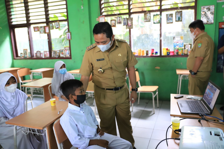 Walikota Tangerang Arief Rachadiono Wismansyah meninjau pelaksanaan vaksinasi Covid-19 untuk kategori umur 6-11 tahun.