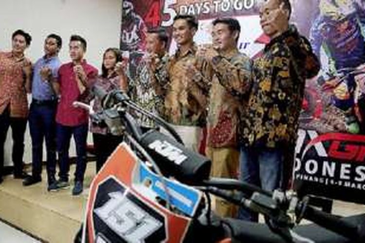 Menteri Pemuda dan Olahraga Imam Nahrawi (kelima dari kiri) berfoto bersama para pebalap tim Merah Putih pada acara konferensi pers
kejuaraan dunia Motocross Grand Prix (MXGP) 2017 di kantor Kemenpora, Senayan, Jakarta, Rabu (18/1/2017).