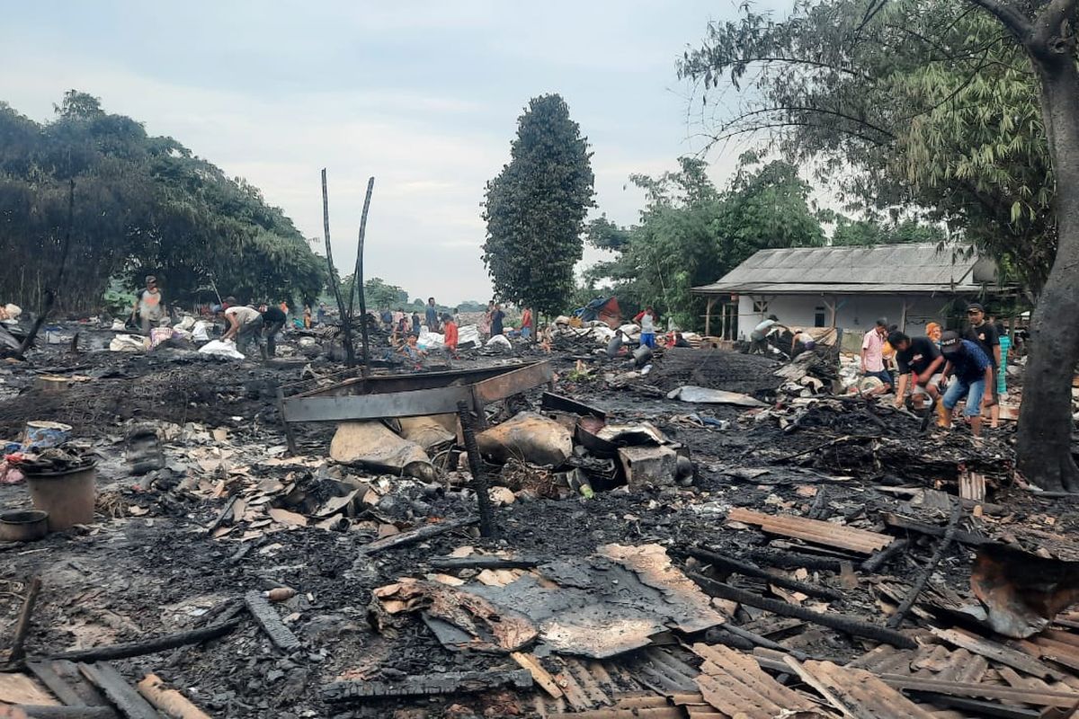 Sekitar 50 hunian non-permanen di Kampung Ciketing, Sumurbatu, Bantargebang, Kota Bekasi habis dilalap api akibat korsleting listrik yang menyambar tumpukan sampah pada Selasa (15/3/2022). (KOMPAS.com/Dokumentasi Pribadi). 