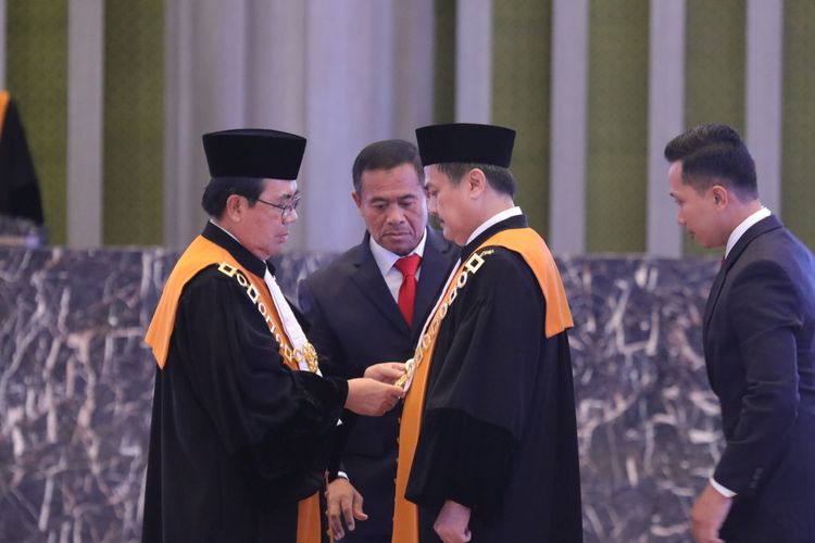 Ketua Mahkamah Agung (MA) RI Muhammad Syarifuddin  mengambil sumpah jabatan dan melantik Dwiarso Budi Santiarto sebagai Ketua Muda Pengawasan MA di ruang Prof. Dr. Kusumah Atmadja, Gedung Mahkamah Agung, Jakarta Jumat, (21/7/ 2023).