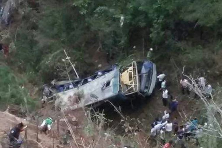 Bus pengangkut peziarah masuk ke dalam jurang di wilayah tenggara negara bagian Chiapas, Meksiko, Minggu sore (21/5/2017) waktu setempat.