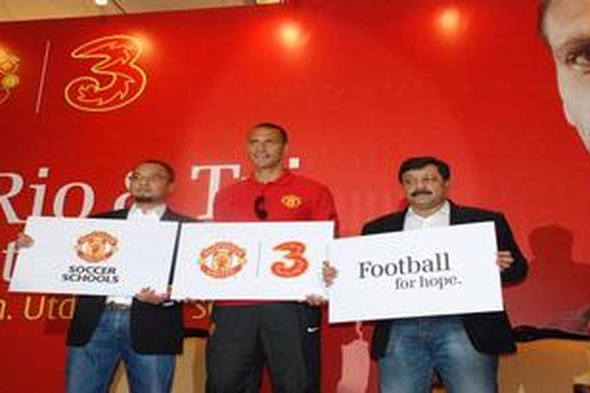 Ki-ka: Andi Djoewarsa DGM Marketing Communications Tri, Rio Ferdinand pemain bek ManUtd, Bhuwan Kulshreshtha Chief Commercial Officer Tri meluncurkan program Tri Manchester United Soccer School,program yang digelar Tri n Manchester United untuk mengajak anak Indonesia berlatih sepak bola di sekolah sepak bola Manchester United di Old Trafford, Manchester, Inggris.