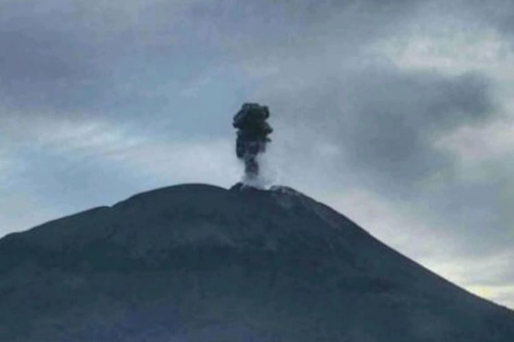 Foto: Gunung Ile Lewotolok meletus, Jumat (31/3/2023) pagi.