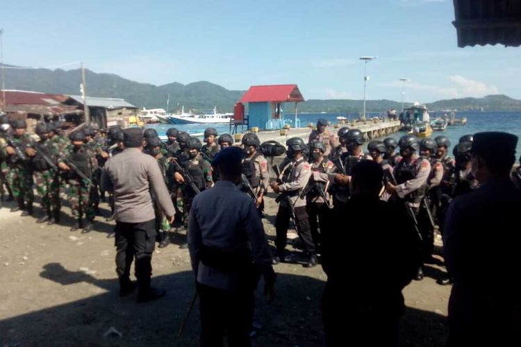 Ratusan personel gabungan Brimob dan TNI dikerahkan ke Kecamatan Pulau Haruku, Kabupaten Maluku Tengah, Rabu (26/1/2022)
