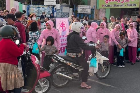 Polisi Cilik di Solo Turun ke Jalan, Sedot Perhatian Warga saat Bagi-bagi Takjil