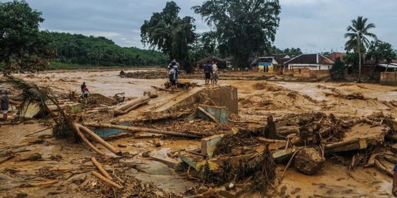 Sejumlah bangunan rusak akibat diterjang banjir bandang di Desa Sajira, Lebak, Banten, Rabu (01/01). Meluapnya Sungai Ciberang mengakibatkan sejumlah jembatan dan rumah rusak diterjang banjir. 