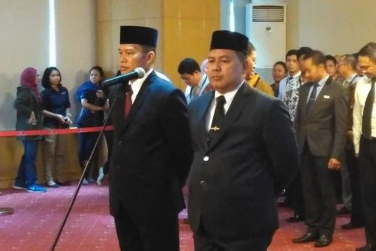 Pimpinan KPK resmi melantik Kombes Aris Budiman (kiri) sebagai Direktur Penyidikan KPK dan Setiadi (kanan) sebagai Kepala Biro Hukum KPK di auditorium KPK, Jakarta, Rabu (16/9/2015).