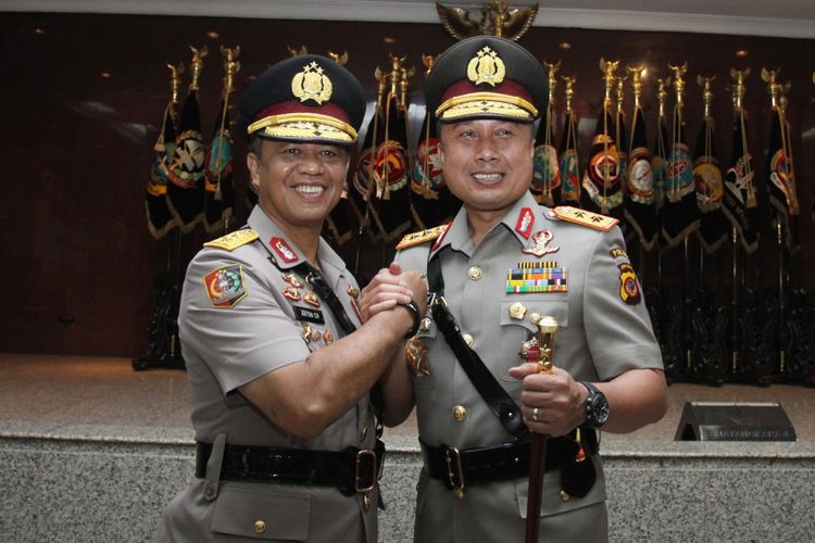 Kapolda Jawa Barat Irjen Pol Agung Budi Maryoto (kanan) berjabat tangan dengan pejabat lama Irjen Pol Anton Charliyan (kiri) saat acara sertijab perwira tinggi Polri di Mabes Polri, Jakarta, Selasa (5/9/2017). Kapolri Jenderal Pol Tito Karnavian memimpin upacara serah terima jabatan sekaligus pelantikan lima Kapolda dan kenaikan pangkat 11 Pati Polri. ANTARA FOTO/Reno Esnir/aww/17.