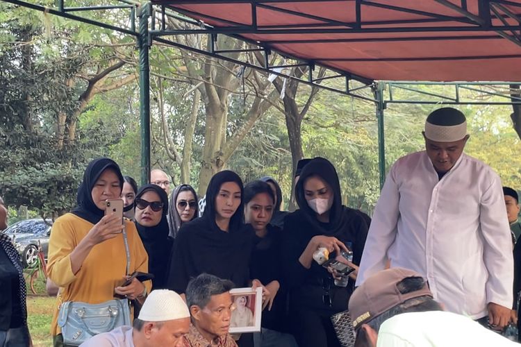 Tyas Mirasih saat mendampingi ibunya ke liang lahad di Taman Pemakaman Umum (TPU) Pondok Ranggon, Jakarta Timur pada Rabu (24/5/2023). 